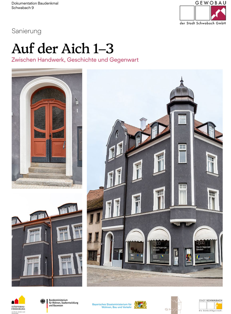 Titelblatt Broschüre mit grau gestrichenem Gebäude und weißen Fenstern mit Erker am Eck.