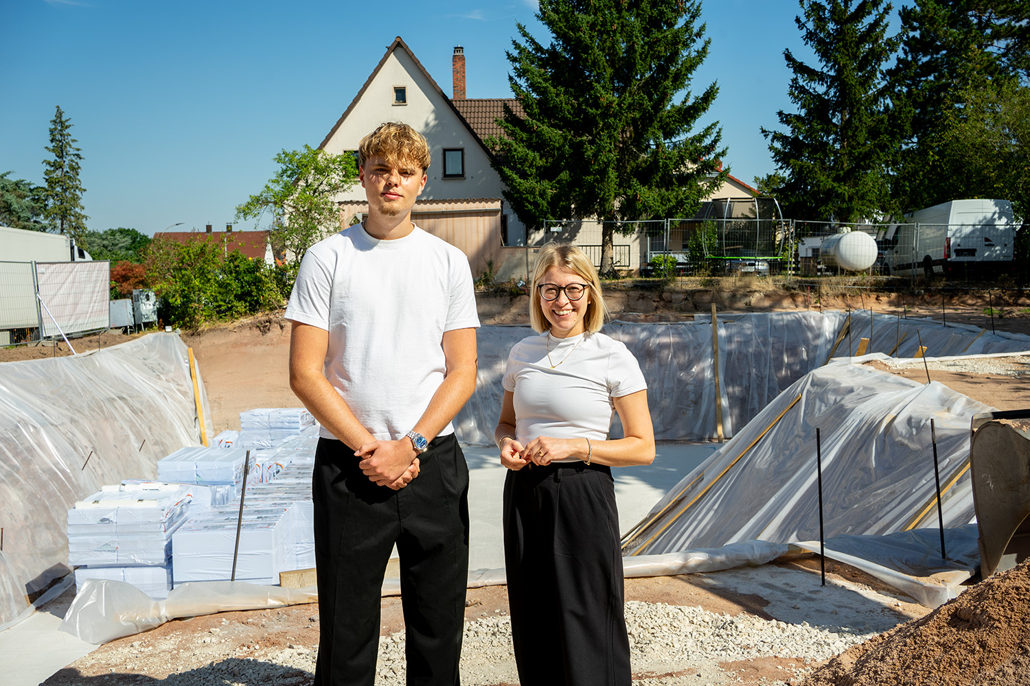Jan Hellstern und Lisa Metscher vor einem Baufeld