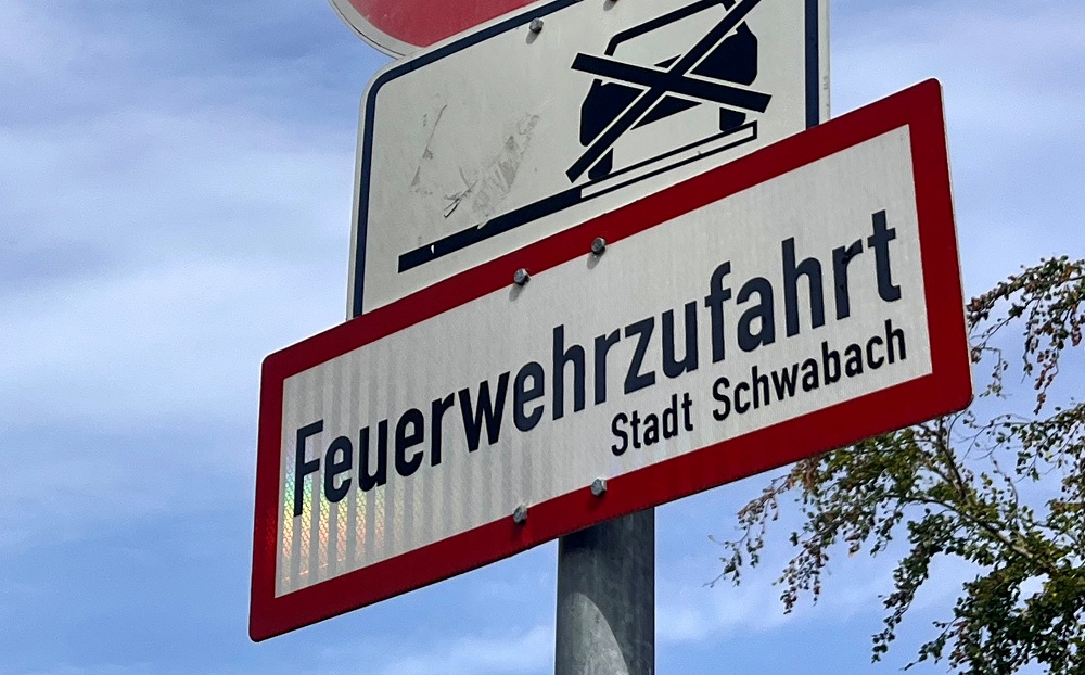 Schild mit Aufschrift Feuerwehrzufahrt