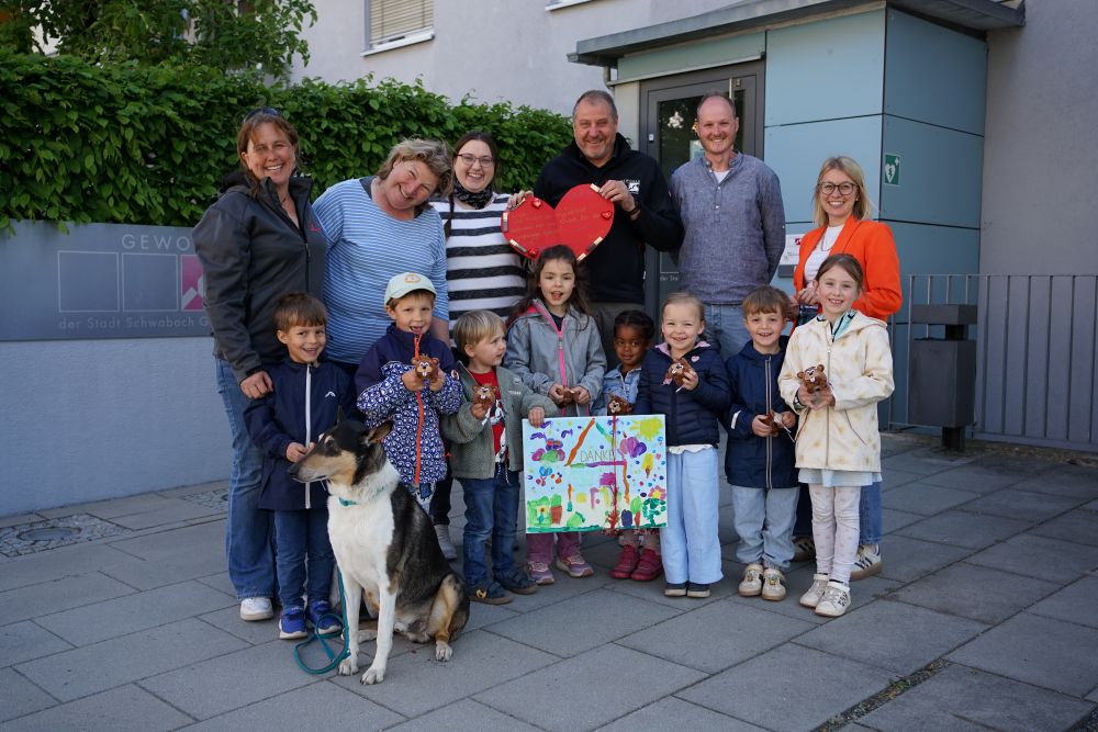 Kindergartengruppe mit Hund
