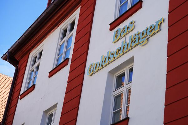 Fassade des Goldschläger Hotels