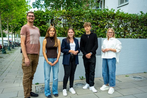 3 Azubis und 2 Ausbilder