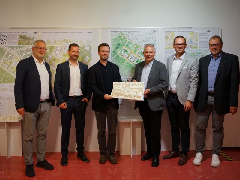 Personen mit Siegerentwurf Ideenwettbewerb