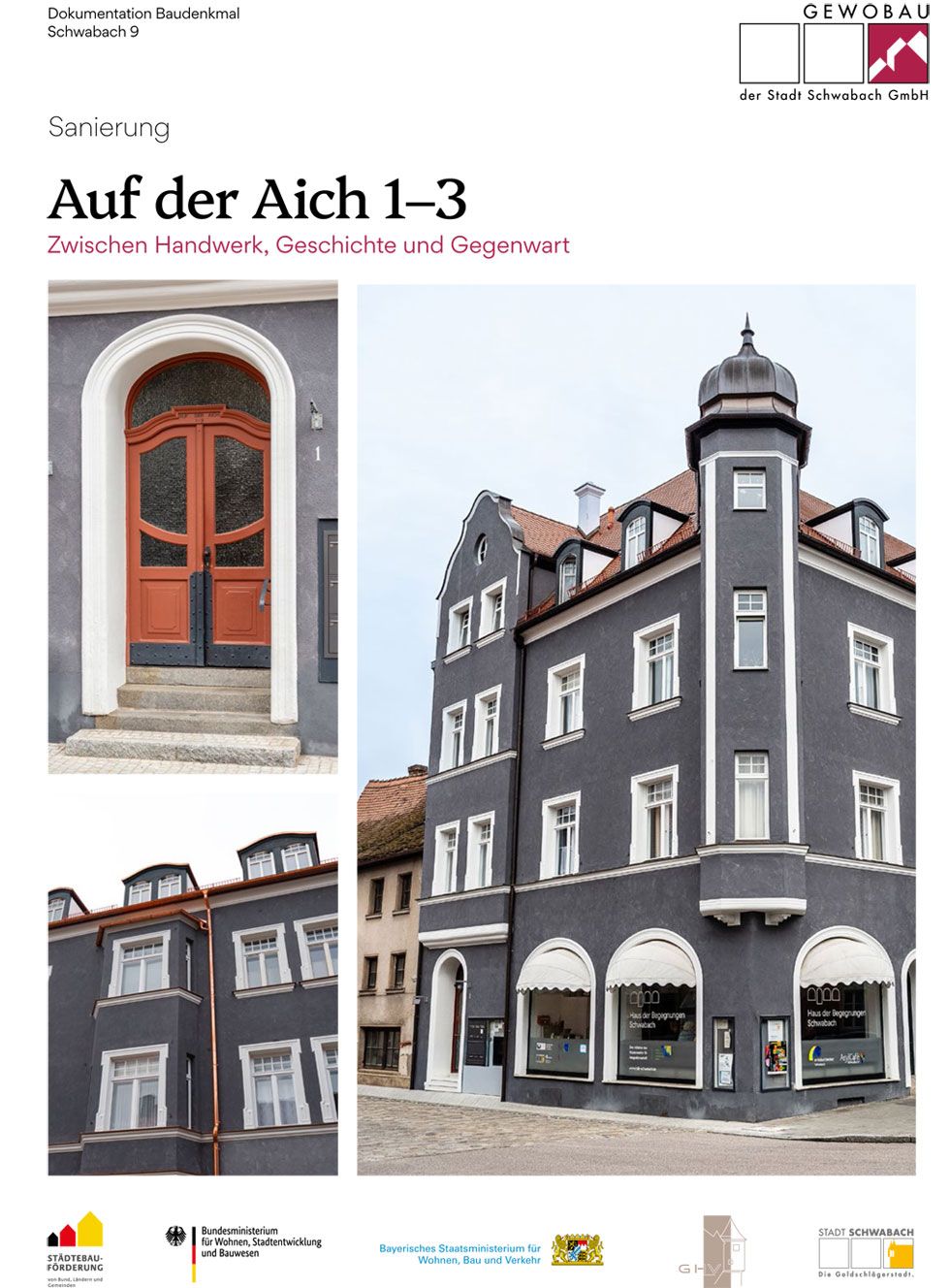 Titelblatt Broschüre mit grau gestrichenem Gebäude und weißen Fenstern mit Erker am Eck.