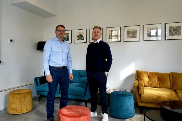 Knut Kosmann und Fabian Lehmann in der Lounge des Goldschläger-Hotels