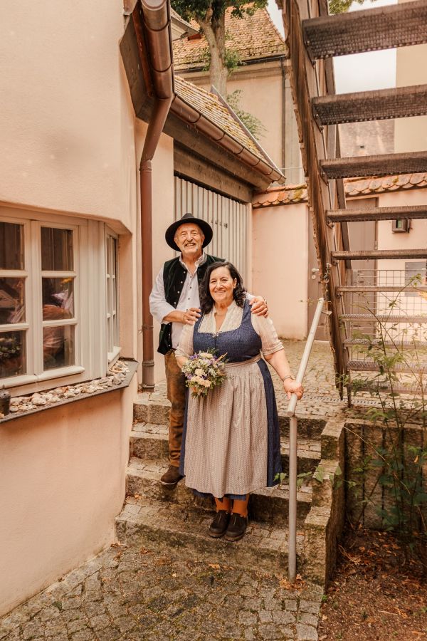 Norbert und Brigitte Zink im Hof der Zinkburg - Foto: Fotomomente MelanieBecker