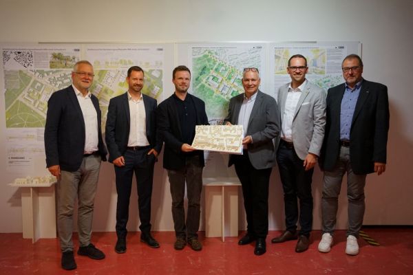 Personen mit Siegerentwurf Ideenwettbewerb