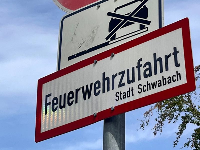 Schild mit Aufschrift Feuerwehrzufahrt
