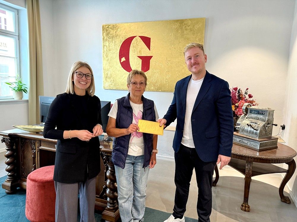 Foto: GEWOBAU - Lisa Metscher, Waltraud Schwabe und Fabian Lehmann bei der Gutscheinübergabe.